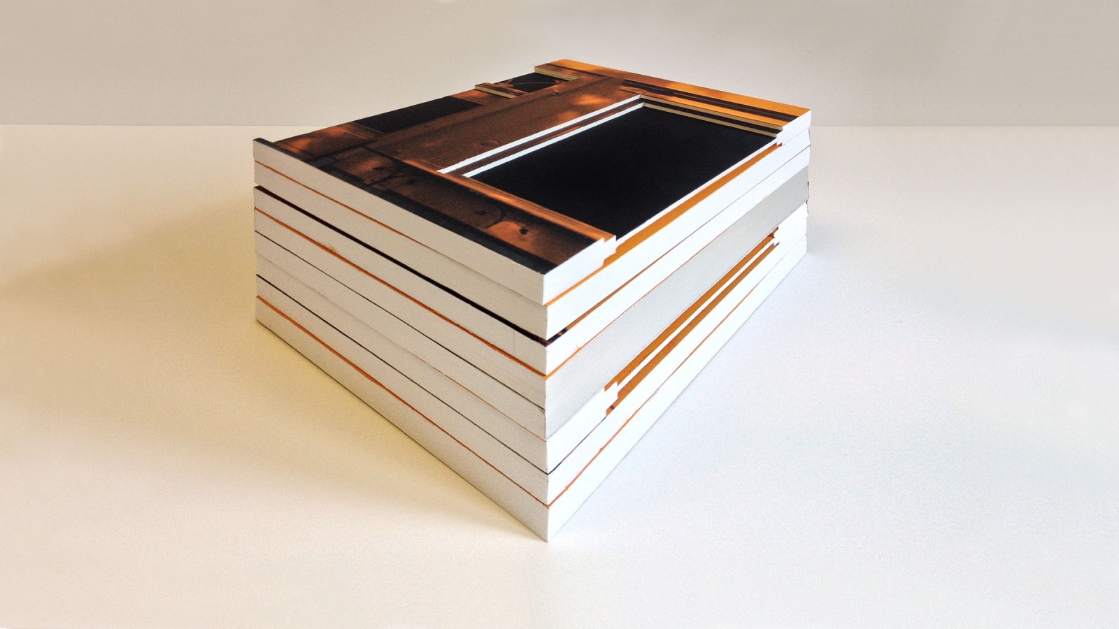 Monument. Folding book, 8 pages each 44,5 x 32 x 2,5 cm.